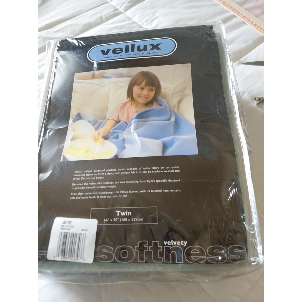 Vtg VELLUX Twin Velvety Soft Blanket Green 66" x 90" Home Classics  New